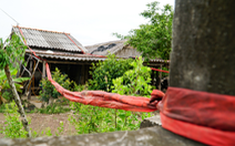 Dân Cà Mau lấy lưới, ống nước 'neo' nhà chống bão