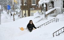 Du khách khổ sở vì bão tuyết ở Anh, Mỹ