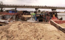 Bắt 6 ghe hút trộm cát trên sông Thu Bồn