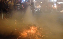 Cháy xe máy ở đường vào trung tâm Sài Gòn, nhiều người nhốn nháo