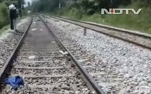 Chụp hình 'tự sướng' trên đường ray, 3 sinh viên Ấn bị tông chết