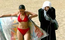 Du khách đến Saudi Arabia tắm biển được phép ăn mặc 'mát mẻ' hơn xưa