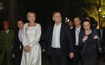 Tổng thống Ba Lan và phu nhân dạo bước bên Hồ Gươm