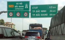 Cao tốc Hà Nội - Bắc Giang ách tắc vì giá treo biển báo bị kéo đổ
