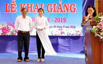 Dạy học bằng cả yêu thương: Cả trường đến với trò nghèo