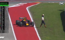 Tức tối vì xe gặp sự cố, tay đua Ricciardo đấm thủng tường phòng
