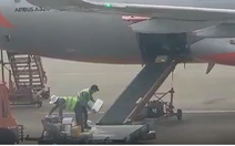 Jetstar sa thải 2 nhân viên quăng hành lý của khách
