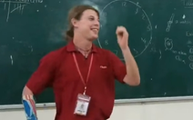 Thầy giáo Tây nhảy điệu 'chặt trái cây' cùng học sinh gây sốt