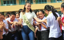 Hoa hậu Phương Khánh giản dị ngày về thăm trường cũ