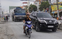 Khốn khổ vì bụi bặm, bẫy ổ gà trên đường Huỳnh Tấn Phát