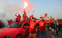 Bóng chưa lăn, CĐV VN đã đốt pháo rực sáng