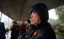 Thầy trò ông Park kiên nhẫn chờ hết mưa để tập buổi đầu tiên tại Myanmar