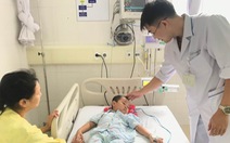 Bệnh nhi 4 tuổi bị tan máu cấp do dùng lá lộc mại chữa bệnh
