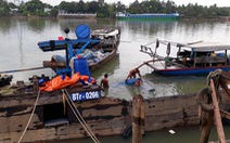 Trục vớt hết 26 tấn axit bị chìm dưới sông Đồng Nai