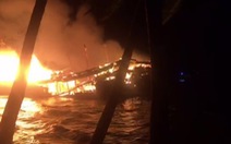 Tàu cá bốc cháy ngùn ngụt trong đêm, thiệt hại 10 tỉ đồng