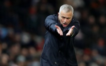 HLV Mourinho ‘nổ’, cổ động viên ngán ngẩm