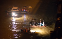Video: Trắng đêm trục vớt chiếc ôtô đâm lan can cầu Chương Dương lao xuống sông Hồng