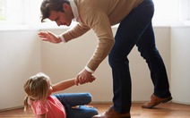 Pháp thông qua luật cấm cha mẹ dạy con bằng ‘đét đít’