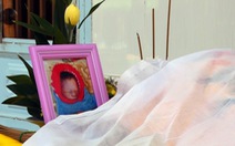 Bé gái sơ sinh nằm chết trong túi xách treo trước cổng chùa