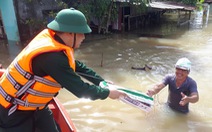 Bộ đội vượt lũ dữ cứu trợ dân Quảng Nam bị cô lập