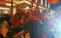 Video: Cổ động viên đổ xuống đường ăn mừng chiến thắng của đội tuyển Việt Nam
