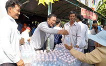 Nhiều quầy cơm nước miễn phí tại lễ hội Gò Tháp