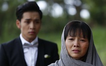 'Hoa cúc vàng trong bão': Một buổi quay để có 45 giây cảnh Khánh Hiền bị tạt axit