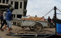Phà hư sửa 2 tháng chưa xong, dân xã đảo 'lao đao'
