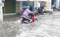 Nha Trang mưa ngập nhiều tuyến phố, dân vùng sạt lở sơ tán