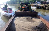 Bắt thuyền chở cát khai thác trái phép trên sông Đồng Nai