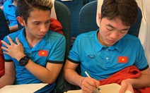 Các tuyển thủ VN làm gì trên máy bay sang Malaysia
