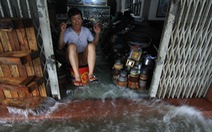 Nhiều cửa hàng tại Đà Nẵng tê liệt vì ngập nước