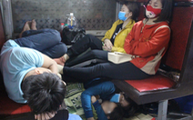 Hành khách phải ngủ gầm ghế, ngồi ngay cửa nhà vệ sinh trên tàu