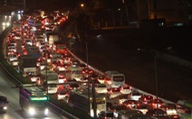 Cao tốc Pháp Vân - Cầu Giẽ rực đèn ôtô ùn ứ đêm xuân