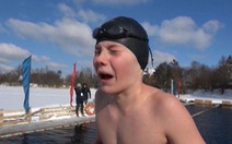Người Nga đục băng để lấy nước thi bơi
