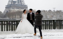 Chụp ảnh cưới nơi tháp Eiffel 'khoác' màu tuyết trắng