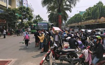 Hà Nội, Sài Gòn: Chen nhau mua vé xe về quê