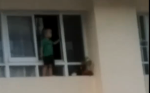 Video clip thót tim bé trai leo qua cửa số tầng 11 chung cư