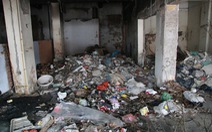 Chung cư bỏ hoang giữa lòng Hà Nội ngập tràn rác thải