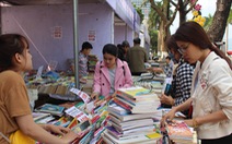 Người dân Đà Nẵng chen chân mua sách 39.000 đồng/kg