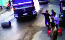 Dân chặn đường xe ben chở đá bị 'người lạ' cầm ống tuýp dọa đánh