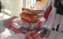Gom bánh kẹo chưa dùng sau tết tặng trẻ em nghèo