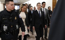 Mark Zuckerberg mặc đồ vest đến buổi điều trần với các nhà lập pháp Mỹ