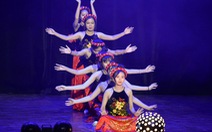 Khách quốc tế đi cầu treo, mặc áo dài tại Tuần lễ văn hóa Việt Nam