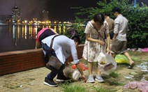 Bạn trẻ dọn sạch rác bờ sông Hàn sau pháo hoa