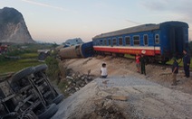 Tàu hỏa chở 400 hành khách lật khi tông xe tải, 2 người chết
