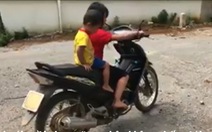 Video clip bố mẹ để con gái 10 tuổi chạy xe máy chở em, gây bức xúc