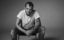 DJ Avicii có thể đã tự tử bằng một mảnh thủy tinh