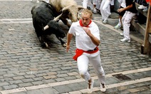 Người đàn ông bị bò húc tại lễ hội đấu bò ở Tây Ban Nha