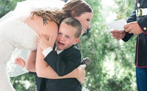 Cậu bé 4 tuổi ôm mẹ kế, khóc nức nở trong đám cưới của bố